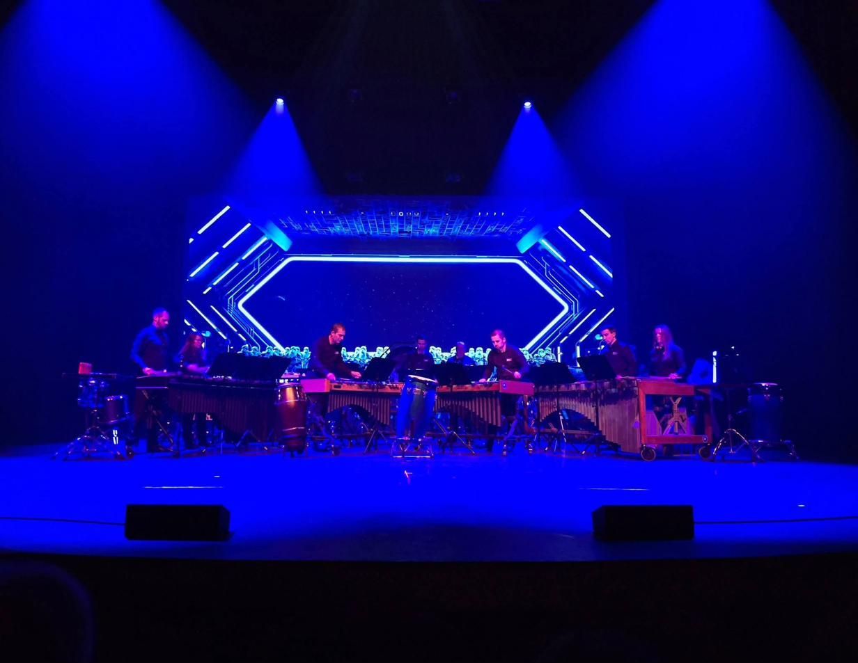 Het ensemble op een blauw verlicht podium