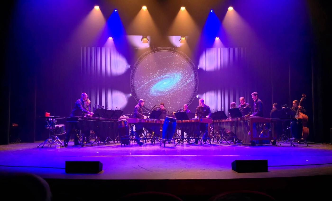 Het ensemble in paars licht voor een projectie van een sterrenstelsel