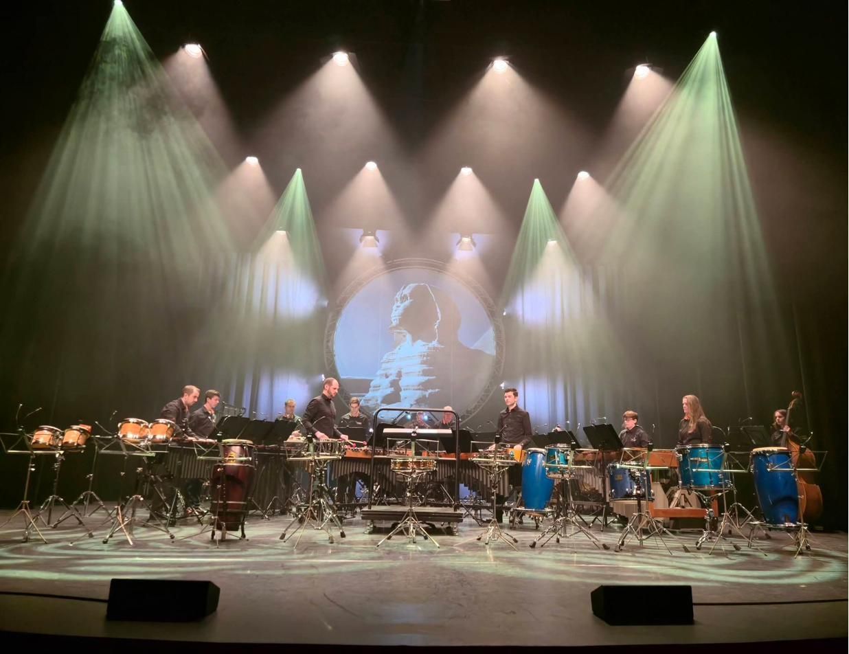 Percussion Ensemble Weert op het podium van het Munttheater, met groene lichtbundels
